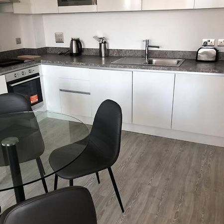 3 Bedroom Apartment Free Parking Манчестер Экстерьер фото