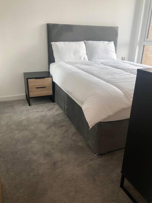 3 Bedroom Apartment Free Parking Манчестер Экстерьер фото